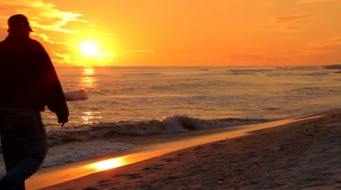 Couple Walking Away At Sunset Vidéo 10717697