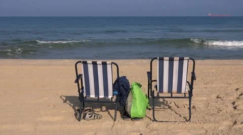 A couple walking on  the beach Vidéo 12207104