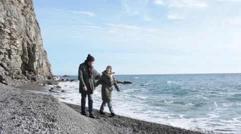 Couple walking on a beach 스톡 동영상 21911799