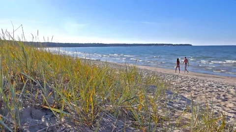 Couple walking on the beach Stockbeeldmateriaal 55865429
