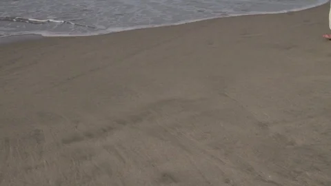Couple walking in the beach Vídeo Stock 84806450