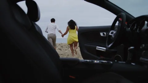 Couple walking on the beach Video stock 86509728