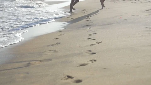 Couple walking on the beach 스톡 동영상 128075017