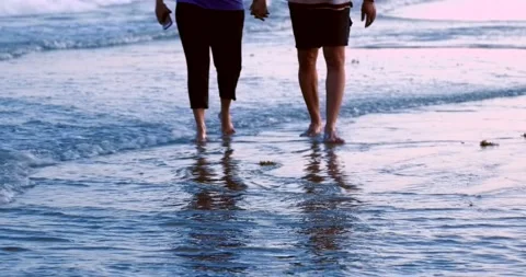 Couple walking on a beach Vídeos de archivo 138519643
