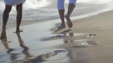 Couple walking on the beach in slow motion Video stock 128074614