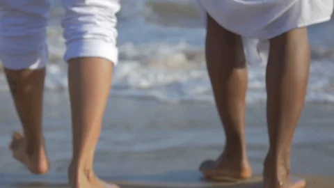 Couple walking on the beach in slow motion 6 스톡 동영상 128075127