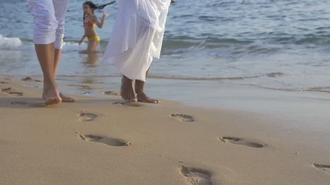 Couple walking on the beach in slow motion 3 Video stock 128075761