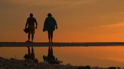 Couple walking on the beach into the sunset Vídeos de archivo 45514156