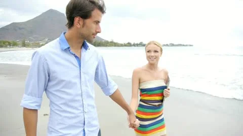 Couple walking on the beach with tablet Video stock 14827811