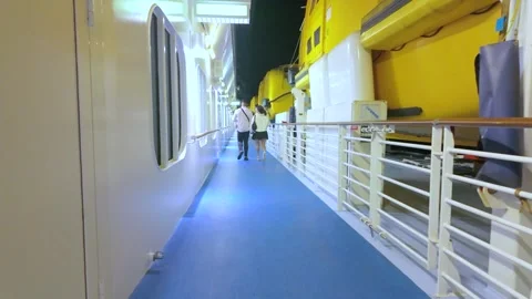 Couple walking on cruise ship deck at night near lifeboats Vídeo Stock 331174627