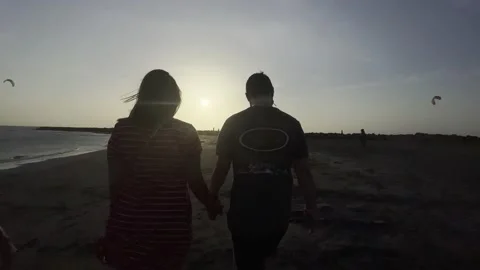 Couple walking down the beach Vidéo 160835133