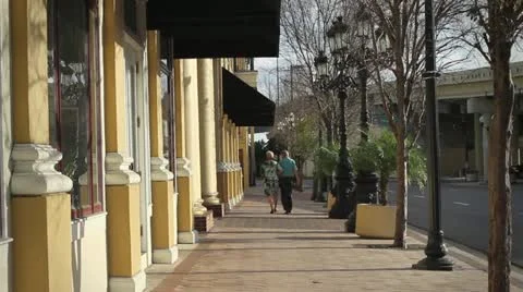 Couple walking down sidewalk Video stock 21984276