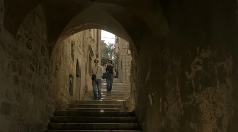 Couple walking down the stairs through an alleyway in Dubrovnik, Croatia Vídeo Stock 59004930