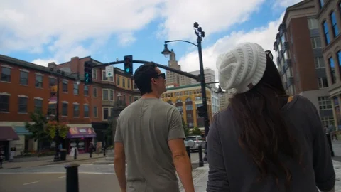 Couple Walking in Downtown Providence Rhode Island Vídeos de archivo 102445649