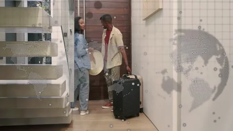 Couple walking entry pulling suitcases, map overlaying, man reaching handle Vidéo 333287917