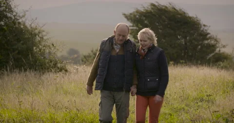 Couple walking in field Stock-Footage 59899547