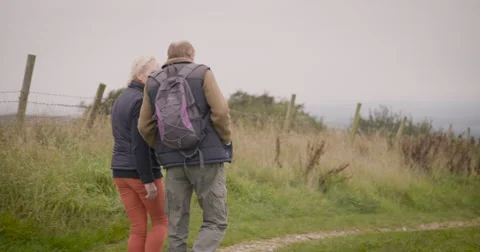 Couple walking in field Stock-Footage 59899671