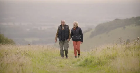 Couple walking in field Stock-Footage 59899676