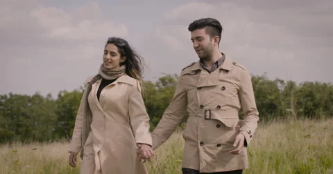 Couple walking in field Stock-Footage 59899901