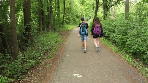 Couple walking 库存影片 230023518