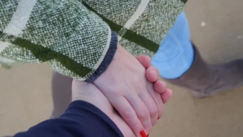 A couple walking hand in hand. True love. Vídeo Stock 127444902