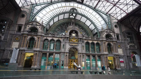 Couple walking inside Antwerp Station, Belgium. Stock Footage 276679949