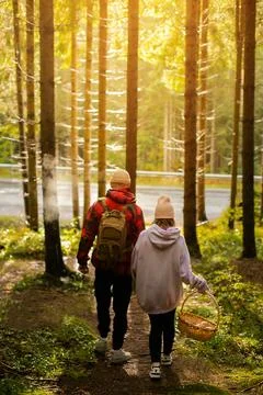 Couple walking in mountain forest Foto stock