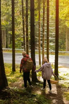 Couple walking in mountain forest Foto stock