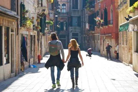 Couple walking Stock-Fotos