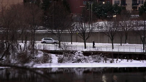 Couple walking running exercise snow cold winter river minneapolis minnesota usa Vidéo 146846706