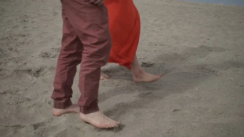Couple walking on sand Видео 80788912