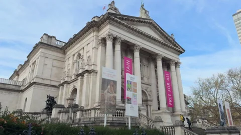 A couple walking up steps to the Tate Britain art gallery, London. Stock Footage 293440549