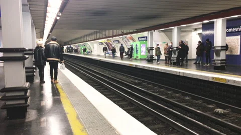 Couple walking on the subway platform Video stock 172059184