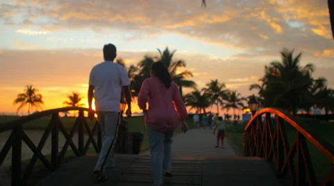 Couple walking in sunset  Stock-Footage 66371783