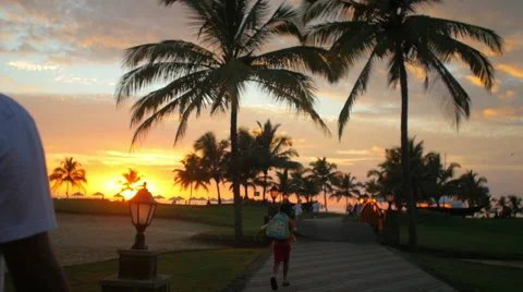 Couple walking in sunset  Vidéo 66371823