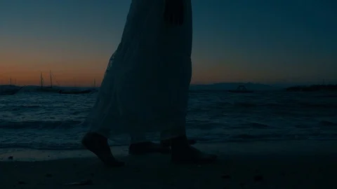 Couple walking at sunset 스톡 동영상 117282771