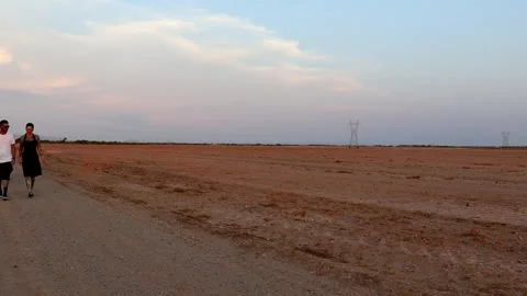 Couple Walking At Sunset Stock-Footage 138527091