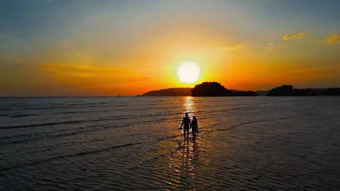 Couple walking into the sunset 库存影片 314199331