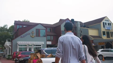 Couple Walking Through Newport Rhode Island Shopping New England Vídeos de archivo 102445558