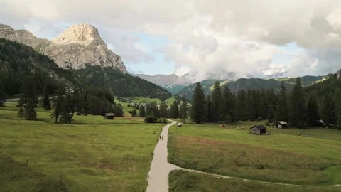 Couple walking together on alpine trail near Corvara, Alta Badia. Scenic vi.. Vídeos de archivo 332228567