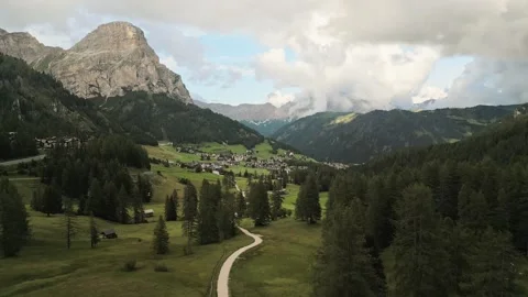 Couple walking together on alpine trail near Corvara, Alta Badia. Scenic vi.. Stockbeeldmateriaal 332229199