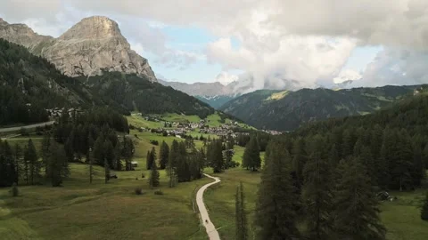 Couple walking together on alpine trail near Corvara, Alta Badia. Scenic vi.. Stock Footage 332272502