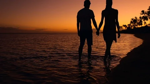 Couple walking together on the beach. Vídeo Stock 120151459