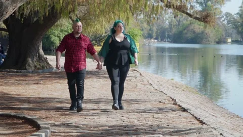 Couple walking towards camera and holding hands Stock-Footage 139244322