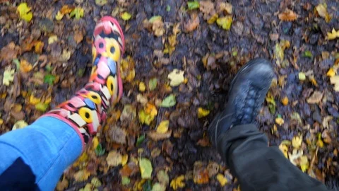 A couple walking in the woods top down feet view 動画素材 127287590