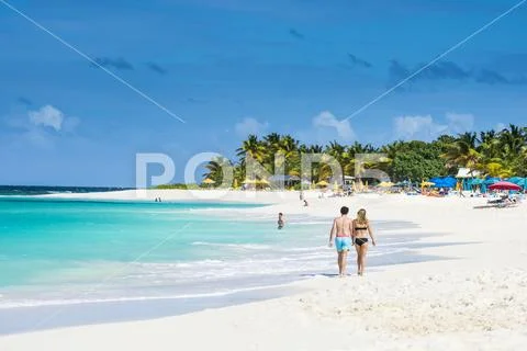 Couple walking on world class Shoal Bay East beach, Anguilla, British Oversea Stock Photos