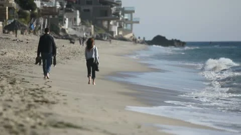 Couple walks on the beach Stock-Footage 11467585