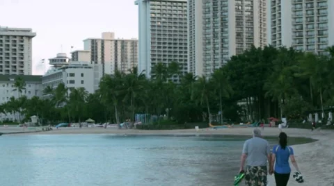 Couple walks on beach Video stock 40713747