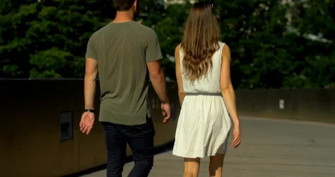 Couple Walks Chicago Highline Path Vídeos de archivo 98880357