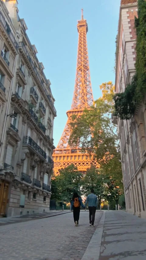 Couple walks toward the Eiffel Tower on a quiet Paris street Stock-Footage 348650527